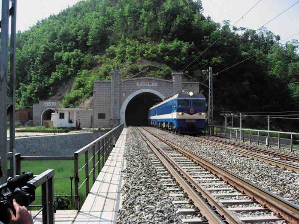 鐵路無人值守變電站監(jiān)控系統(tǒng)，確保行車安全