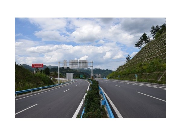 在無網(wǎng)絡區(qū)域實現(xiàn)高速公路配電室監(jiān)控系統(tǒng)必選這款主機！